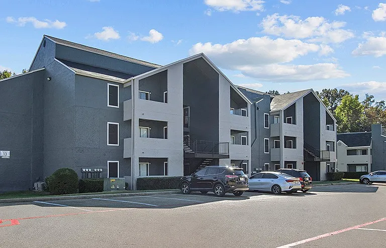 Hollytree Apartments — Photo 3