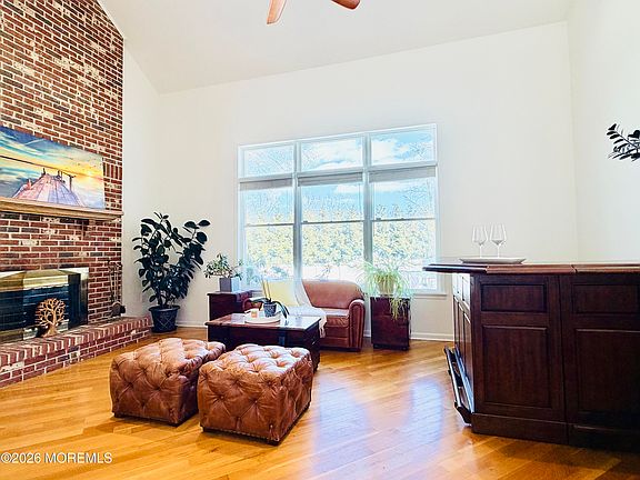 3rd image of 4 Roxbury Lane