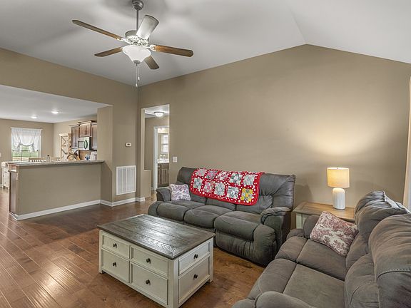 3rd image of 631 Berry Cir