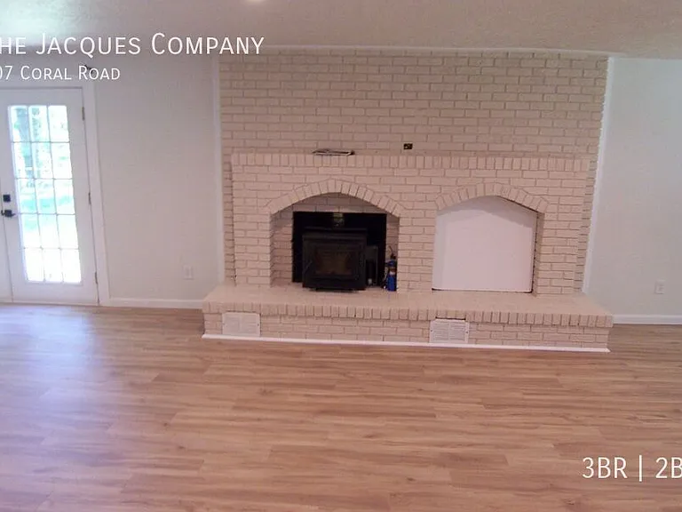 407 Coral Rd — Photo 2