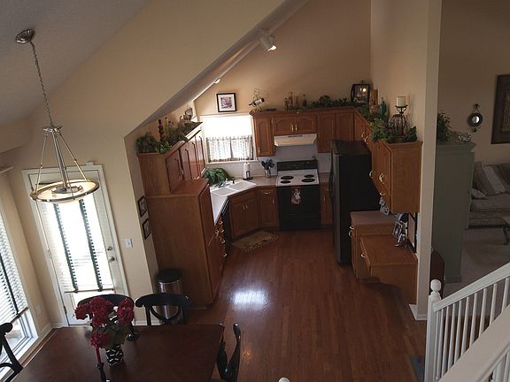 Wide open floor plan allows you to move w/ease from room to room!