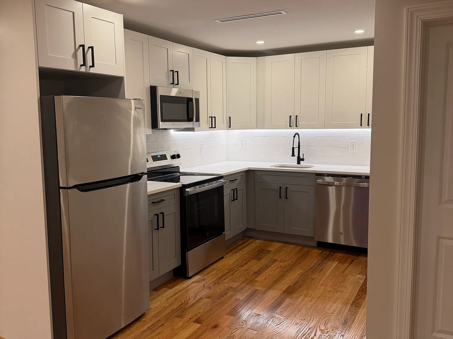 3 bed, 897 sqft, $3,600 — Photo 1