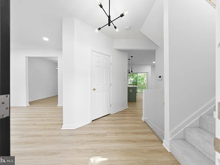 2032 S Langley St — Photo 9