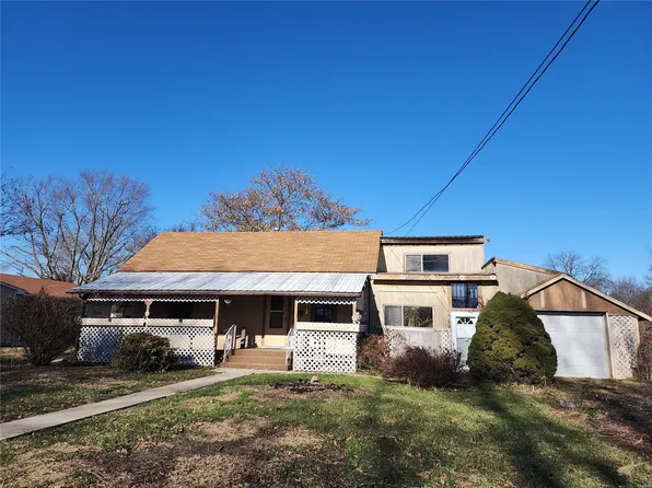 819 E Pearl St, Staunton, IL 62088