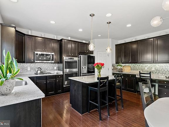 3rd image of 24 Woodford Dr