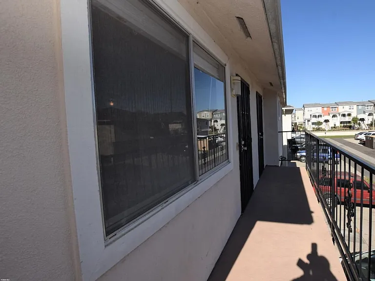 2670 Victoria Ave — Photo 9