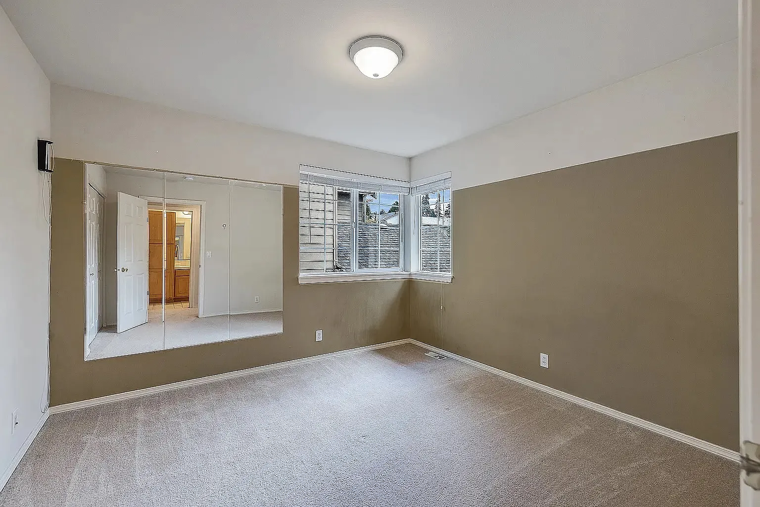 3 bed, 2490 sqft, $4,200 — Photo 3