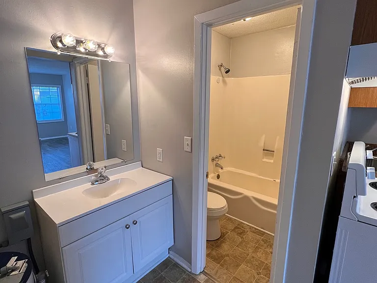 139 39th St E #16 — Photo 6