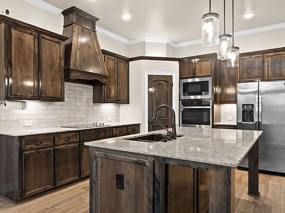 4th image of 8202 Wellcrest Dr