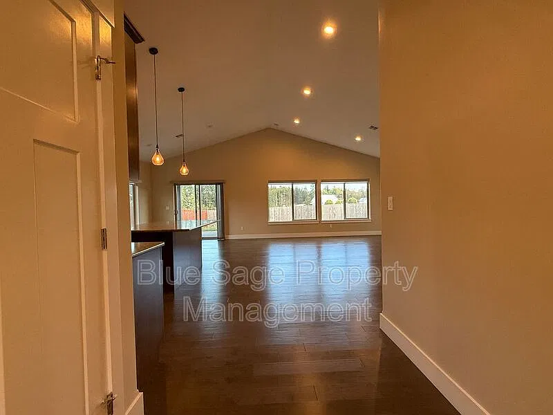 3 bed, 2.0 bath, 1850 sqft, $2,650 — Photo 4