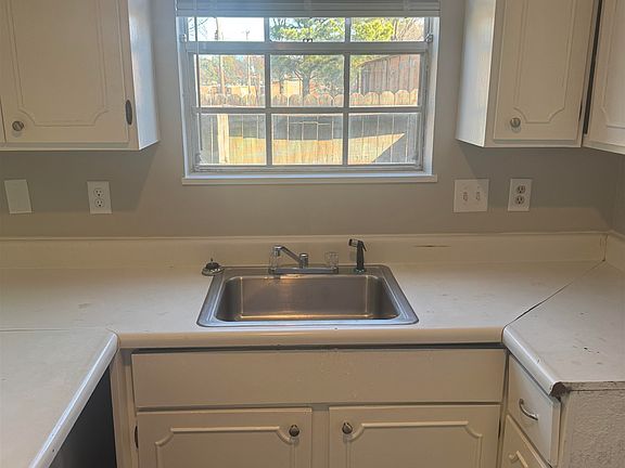 5th image of 996 University St