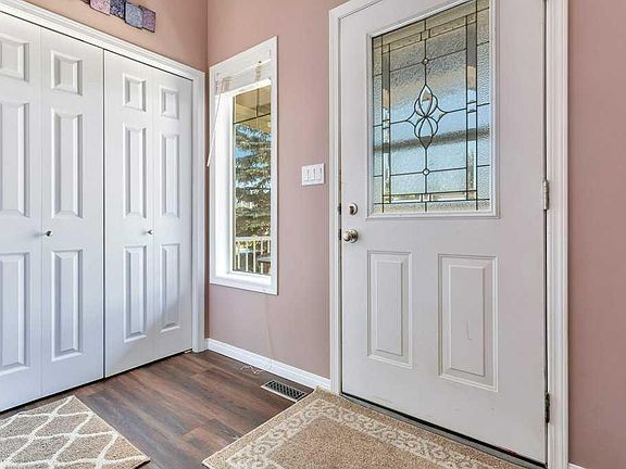 3rd image of 19 E Lougheed Close