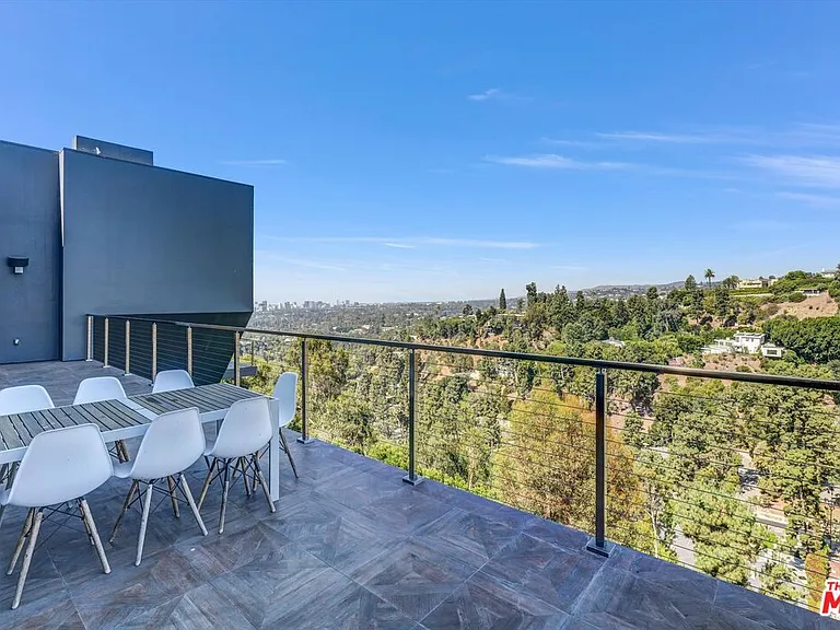 9400 Readcrest Dr — Photo 17