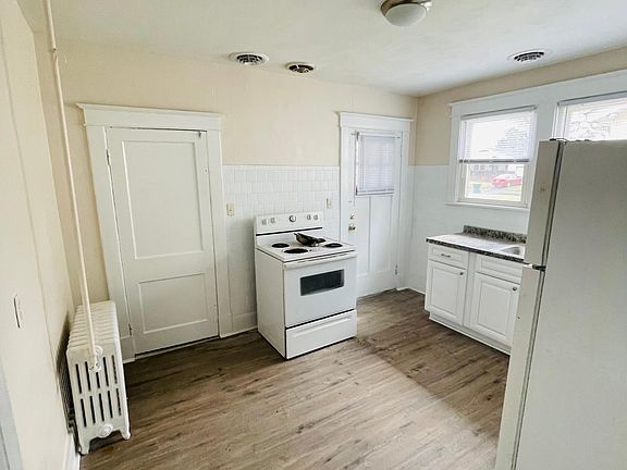 3rd image of 3102 Marshall Ave