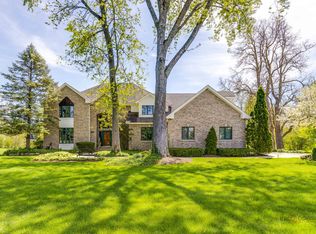 1 Willow Bay Dr, South Barrington, IL 60010