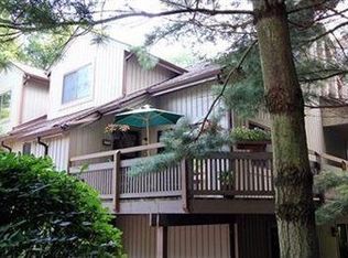 580 Meredith Ln, Cuyahoga Falls, OH