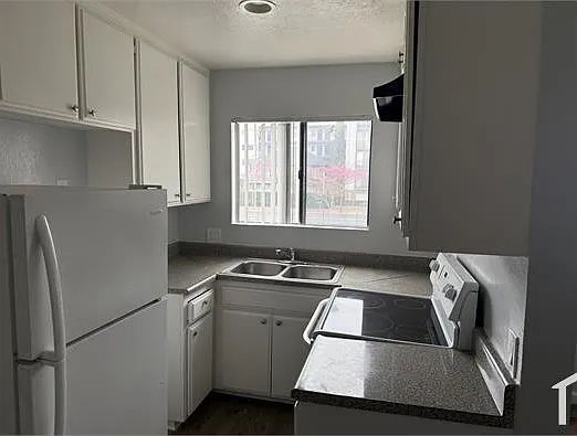 420 Cedar Ave #4 — Photo 1