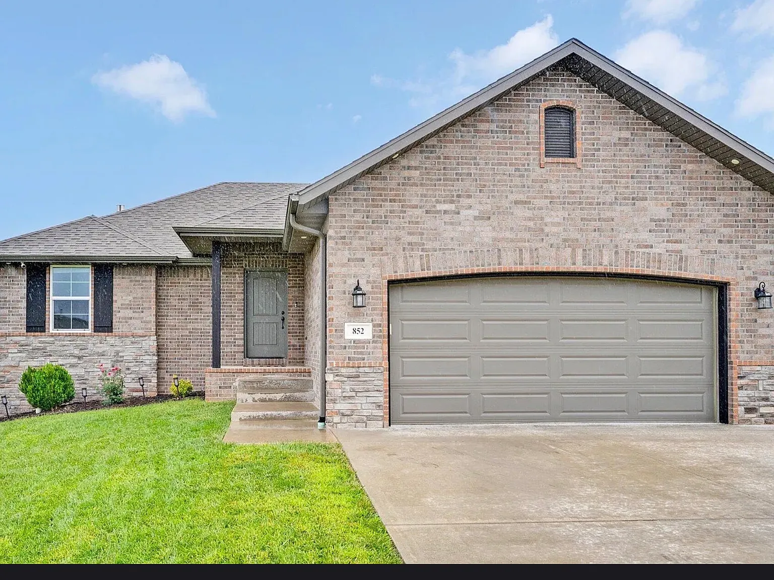 4 bed, 2729 sqft, $2,600 — Photo 1