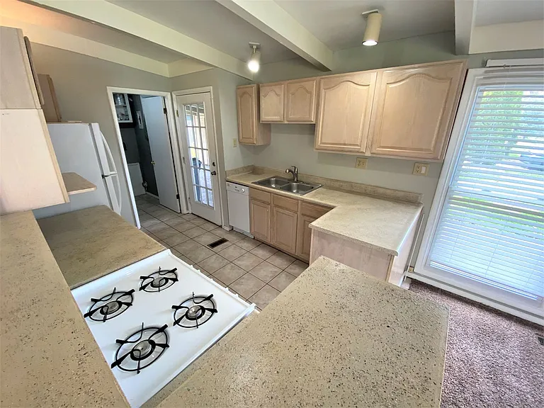 2443 Edgevale Rd — Photo 9