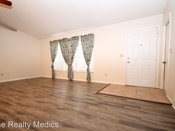4th image of 2962 NE 31st Pl