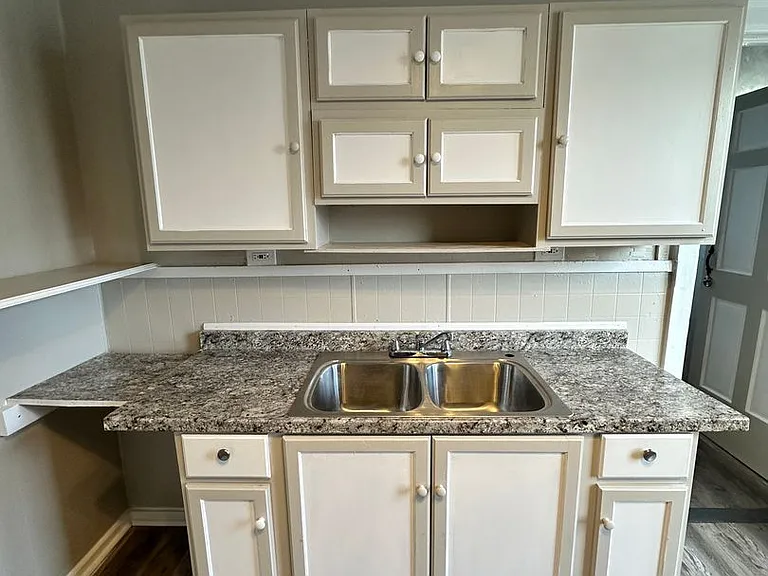 1942 S Park Ave — Photo 10