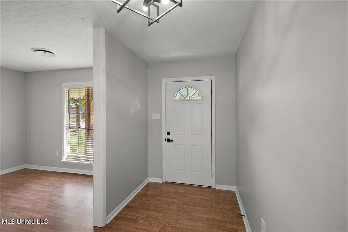 3 bed, 2.0 bath, 1926 sqft, $2,600 — Photo 2