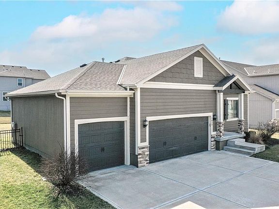 2nd image of 1829 NE Riley Dr