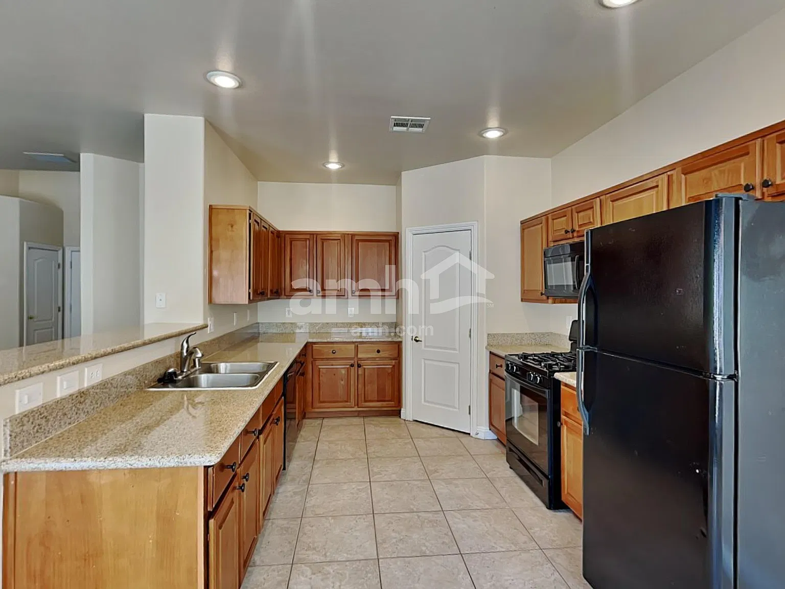3 bed, 2.5 bath, 1755 sqft, $2,310 — Photo 3