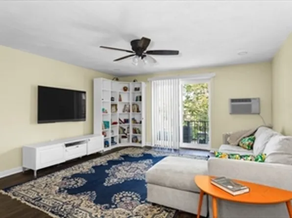 60 Greentree Ln APT 38, Weymouth, MA 02190