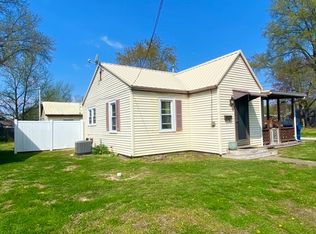 626 Austin Ave, Flora, IL 62839