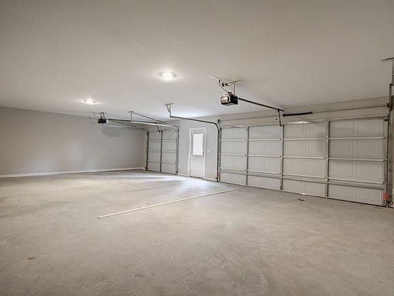 4th image of 3709 Centerview Dr