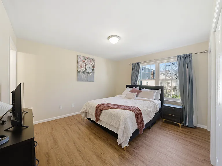 1049 Lafayette St #1A — Photo 9