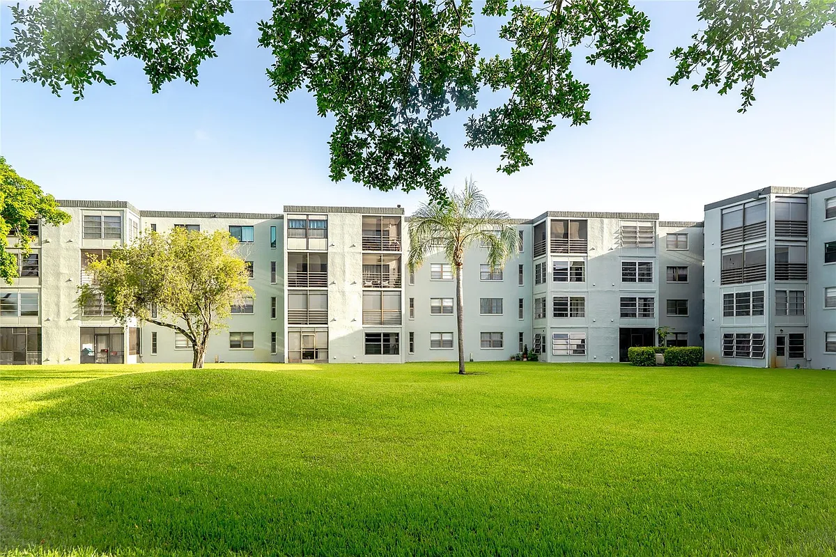 Building Photo - 9440 SW 8th St #401