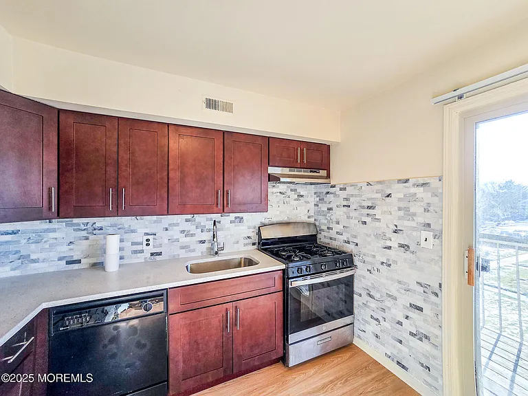 1302 Bradley Ct — Photo 10