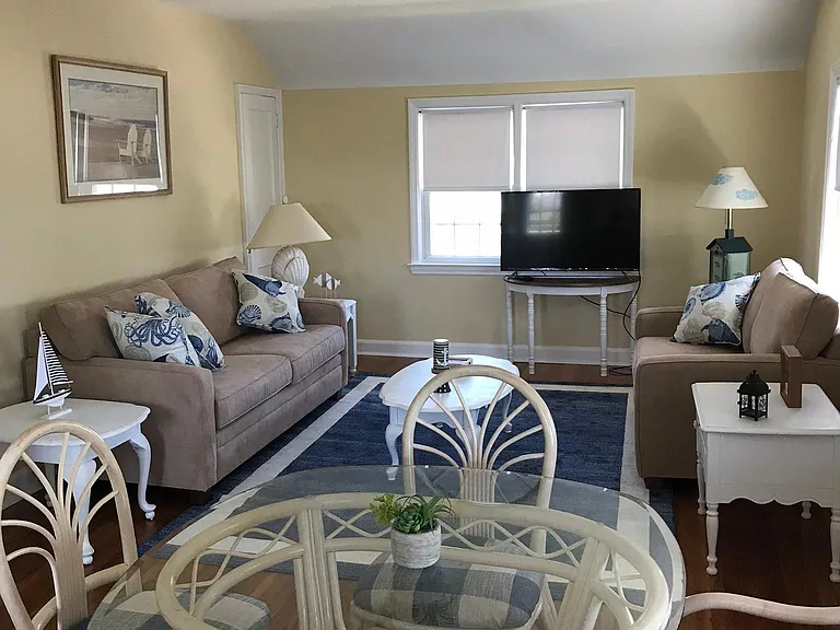102 N Harding Ave #B — Photo 2