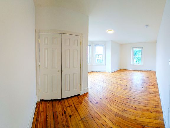Large Livingroom w large closet.