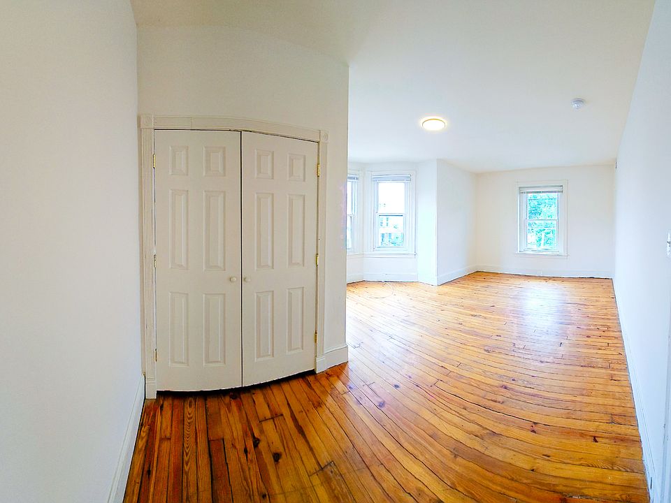 Large Livingroom w large closet.