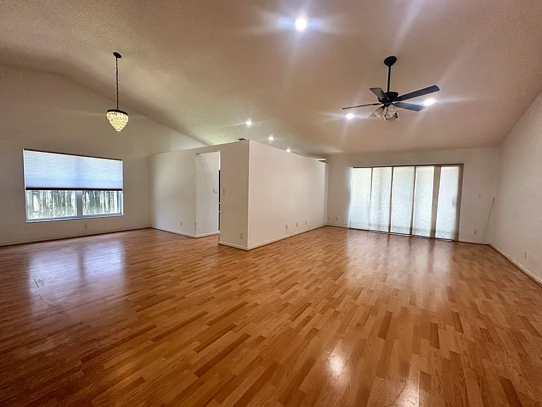 9825 NW 54th Pl — Photo 7