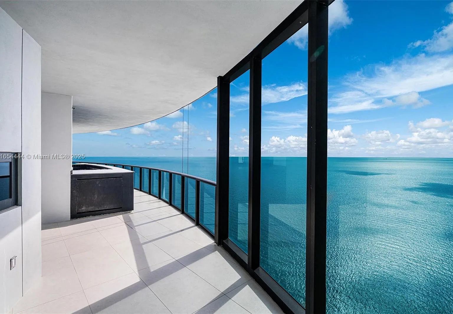 18555 Collins Avenue Cond — Photo 1
