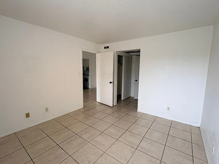 2855 Winkler Ave #120 — Photo 10