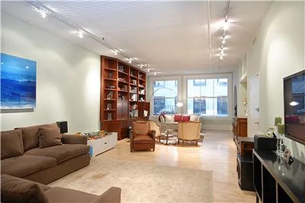 Sold by Warburg | media 2