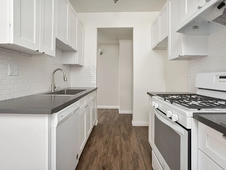 11037 Hartsook St #105 — Photo 9