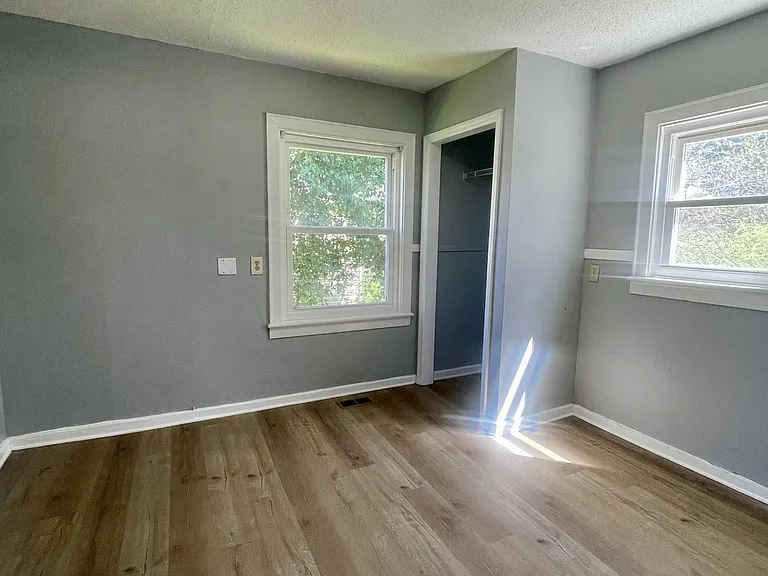 708 W Henderson Dr — Photo 4