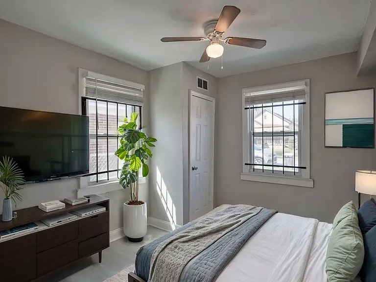 2036 W 11th St — Photo 13