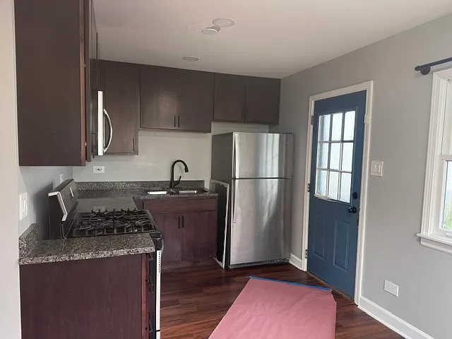 4 bed, 1.5 bath, 1600 sqft, $2,500 — Photo 2