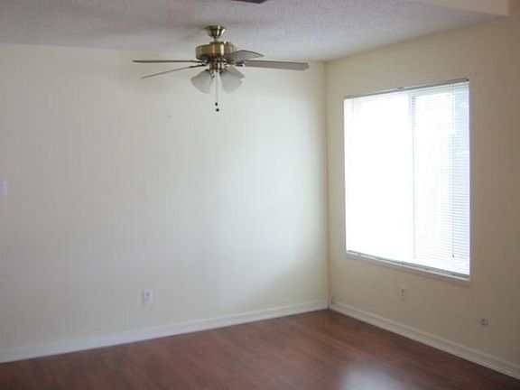 4th image of 2900 White Oak Ln