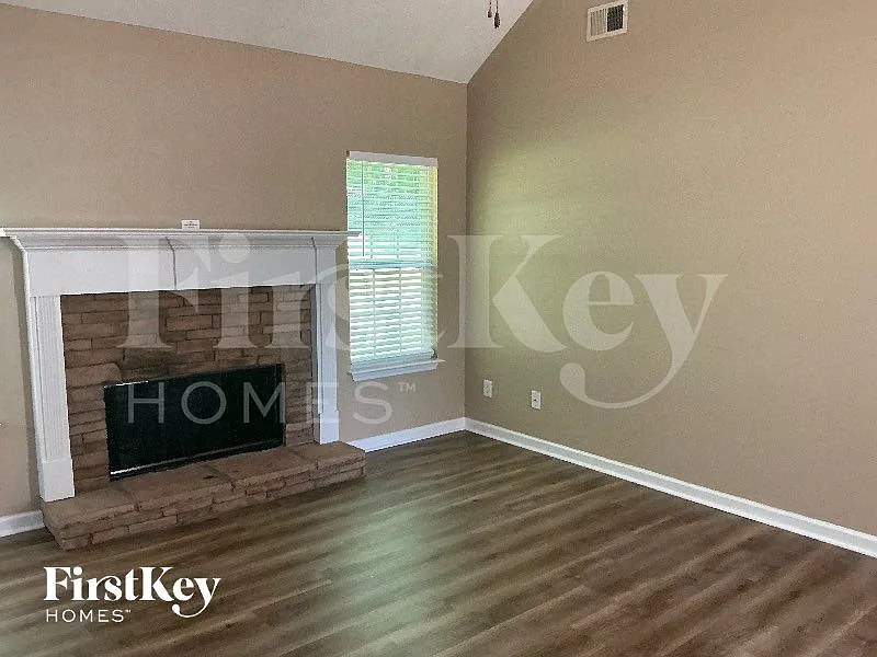3 bed, 2.0 bath, 1213 sqft, $2,135 — Photo 2