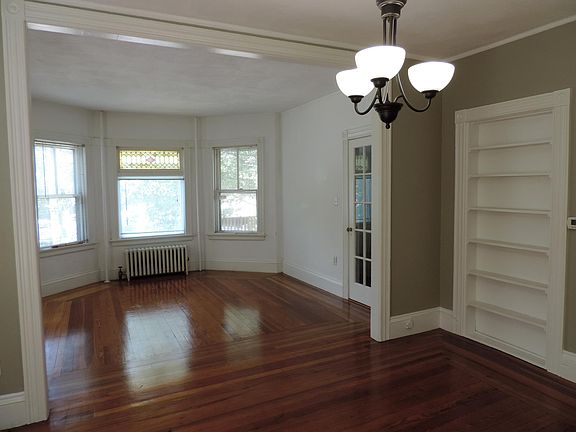 More built in book shelves in the dining room.