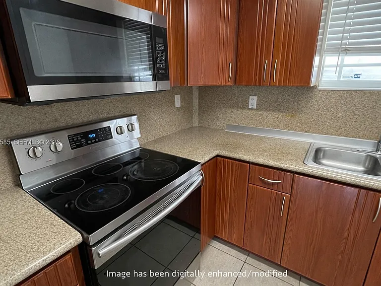 318 E 6th St #102 — Photo 8