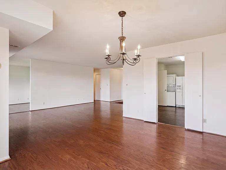 8360 Greensboro Dr #524 — Photo 9